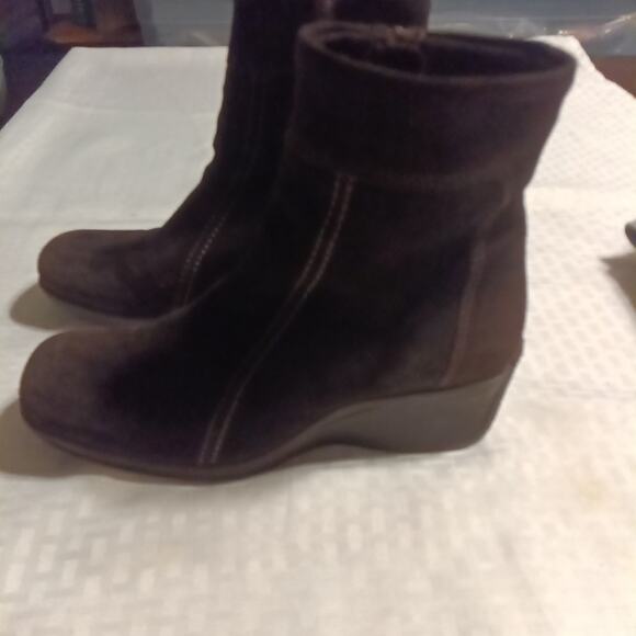 La Canadienne Women's Dark Brown Suede Wedge Ankle Boots, Side Zip, Size 9M - Picture 2 of 7